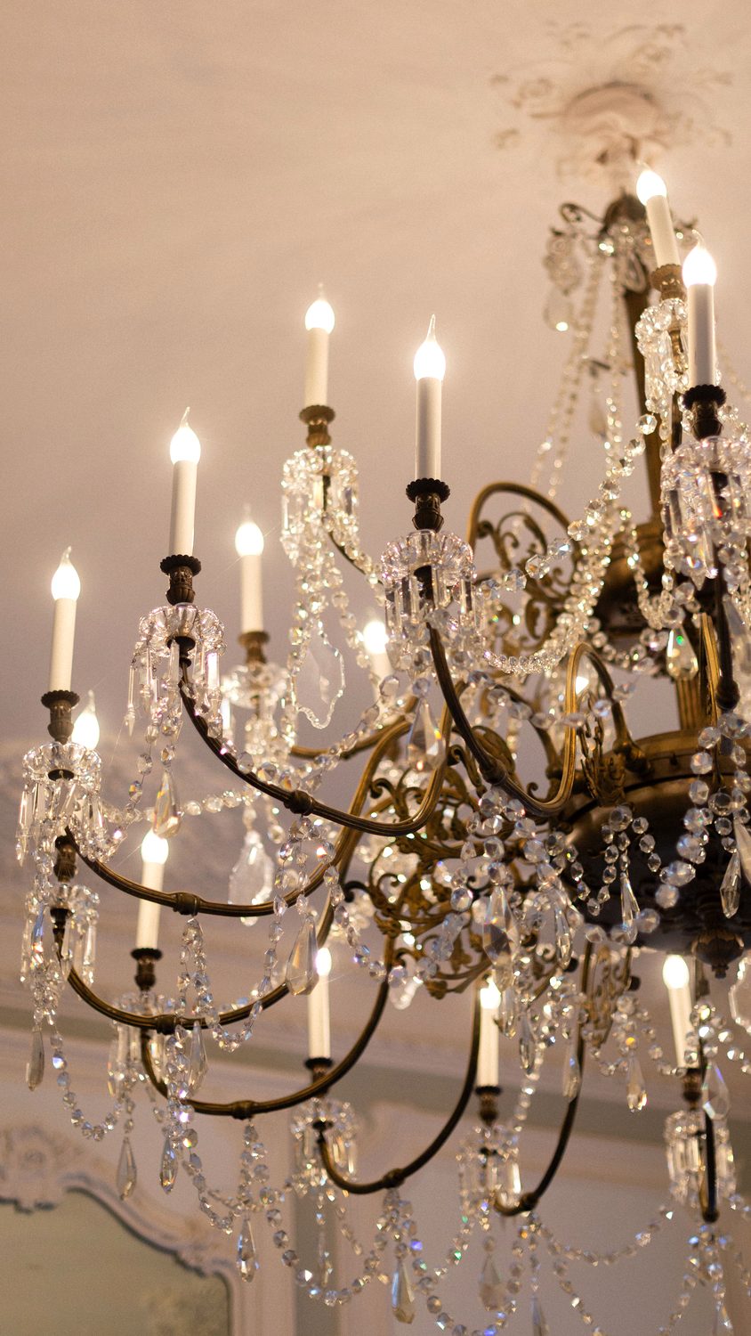 Lustre en cristal des salons de l'Hôtel Les Lumières