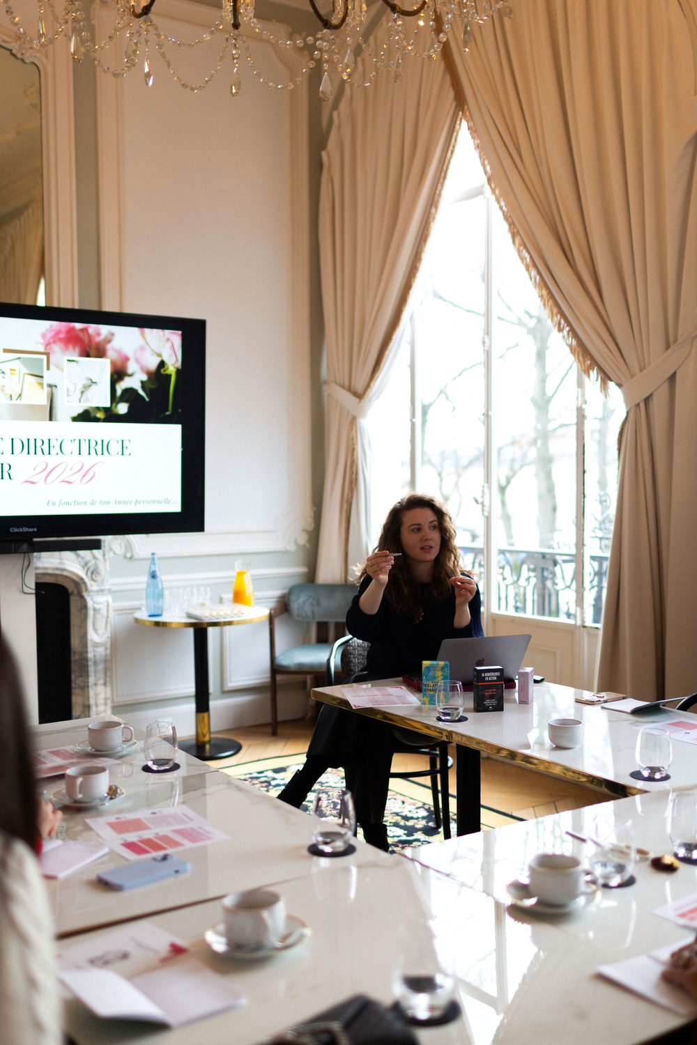 Anna Abeberry échange avec les participantes dans le salon
