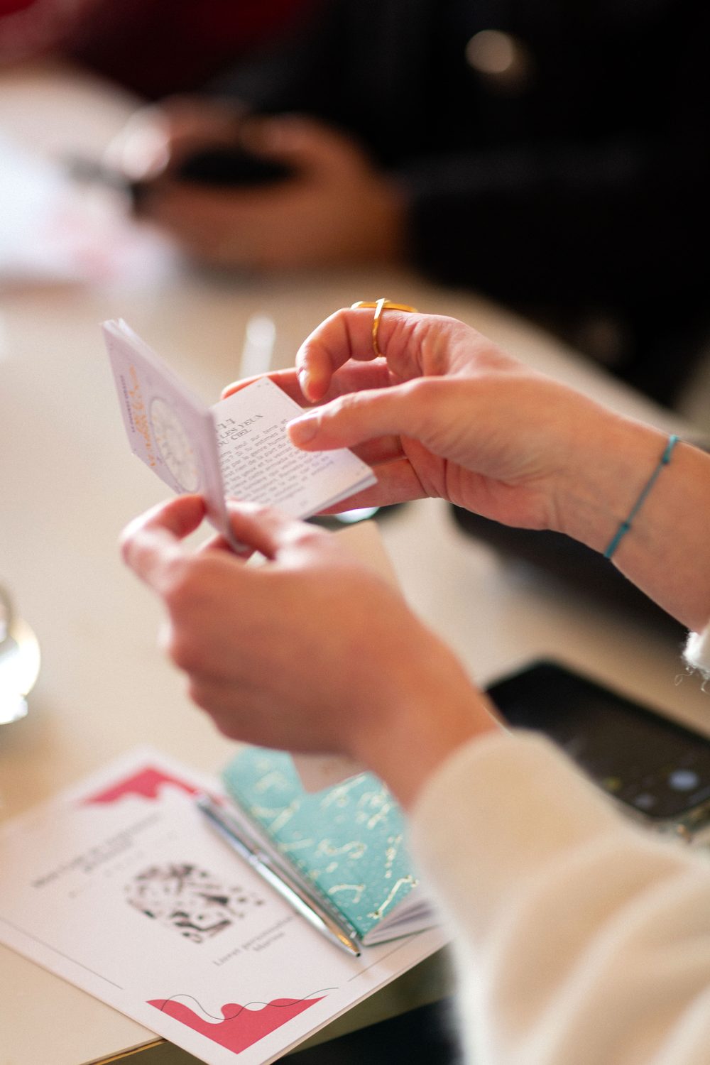 Une participante lit sa carte