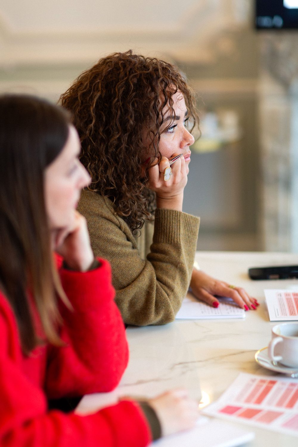 Deux participantes à l'écoute